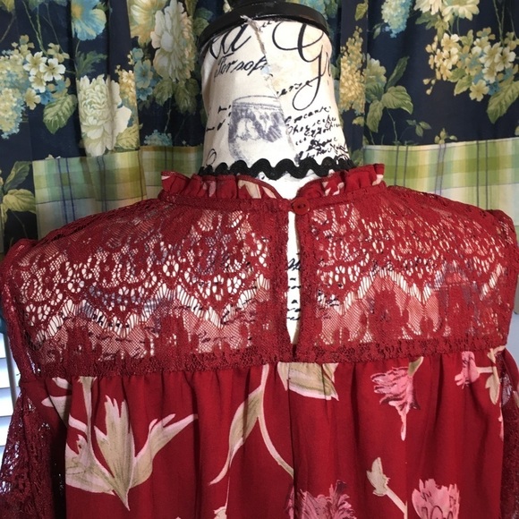 Live 4 Truth  open shoulder lace sleeve blouse - Picture 7 of 9